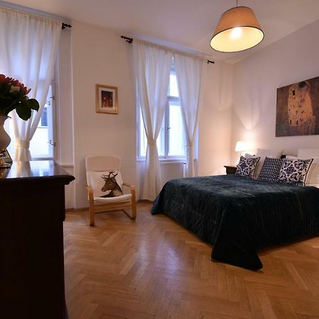 شقة براغ  في Cozy Flat By The Astronomical Clock المظهر الخارجي الصورة