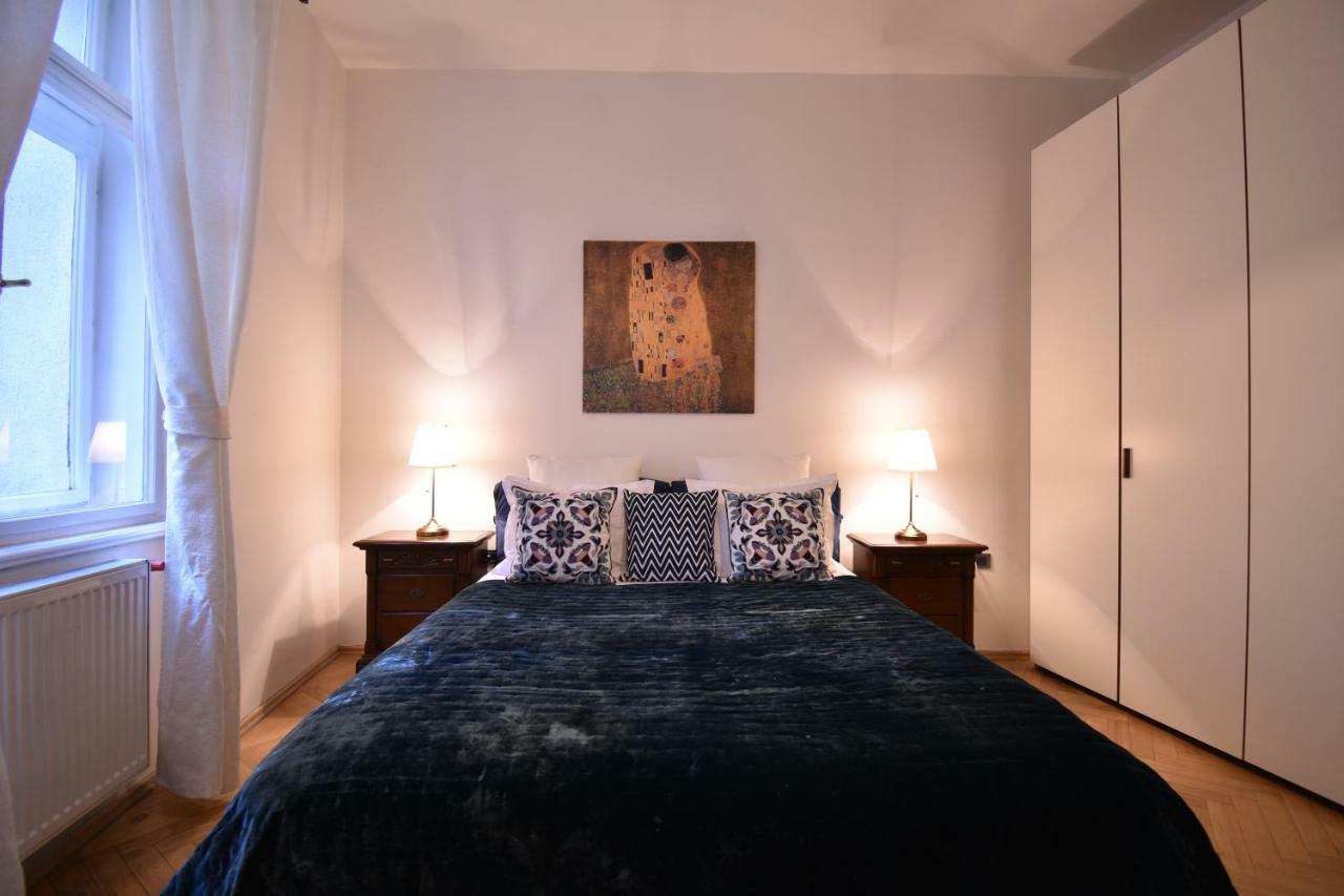 شقة براغ  في Cozy Flat By The Astronomical Clock المظهر الخارجي الصورة