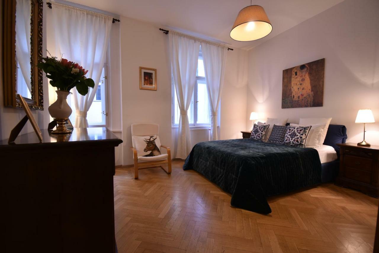 شقة براغ  في Cozy Flat By The Astronomical Clock المظهر الخارجي الصورة