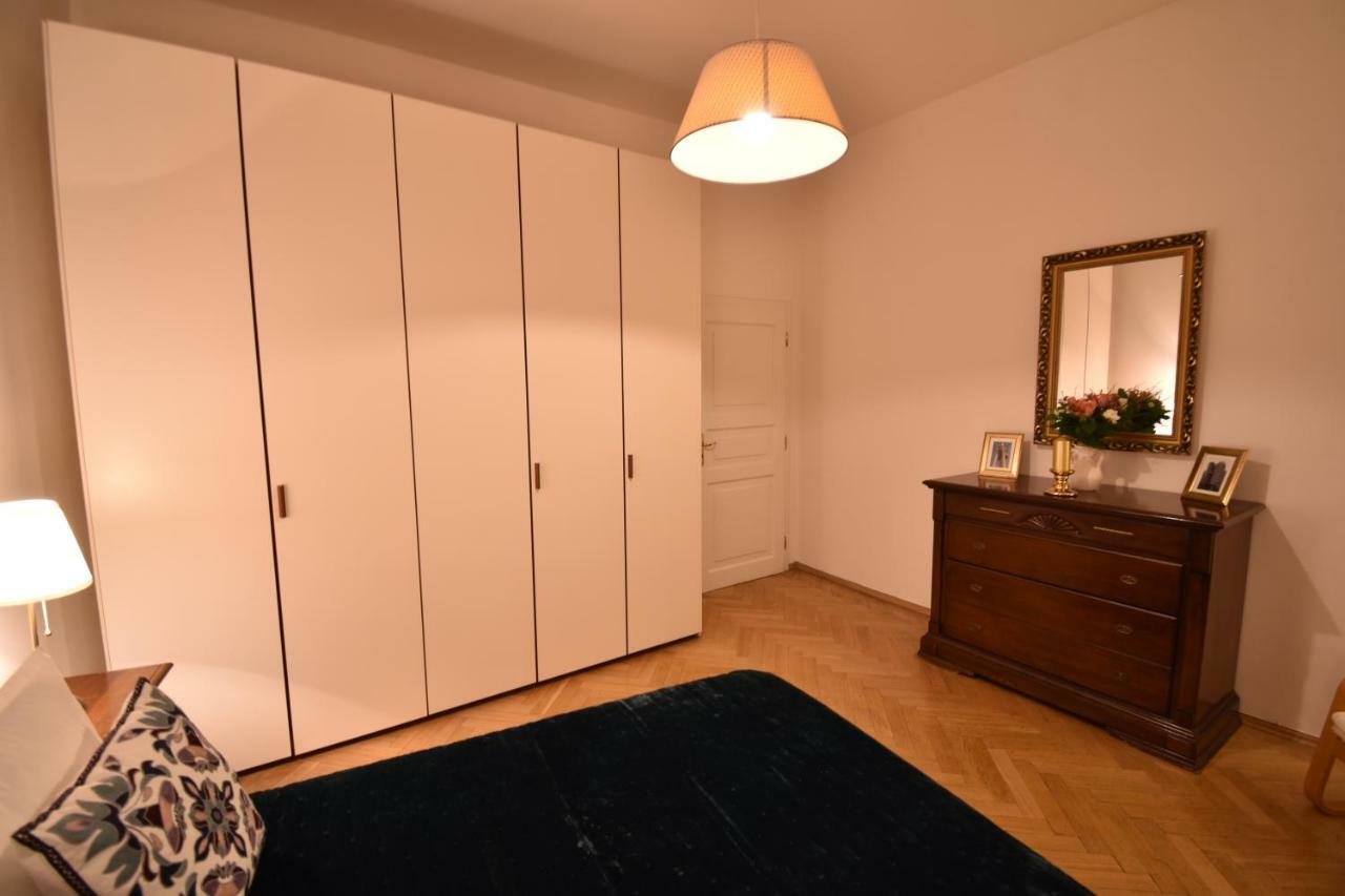 شقة براغ  في Cozy Flat By The Astronomical Clock المظهر الخارجي الصورة