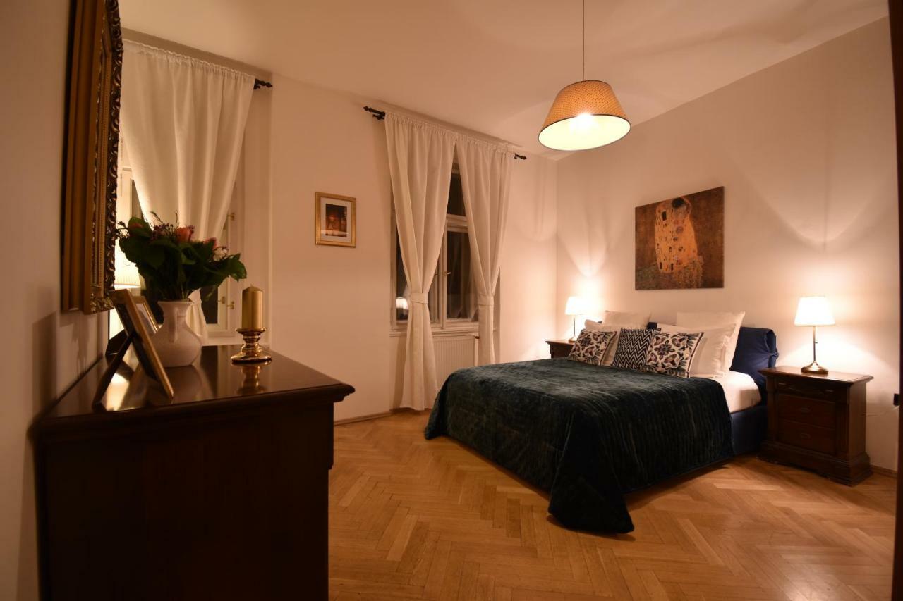 شقة براغ  في Cozy Flat By The Astronomical Clock المظهر الخارجي الصورة
