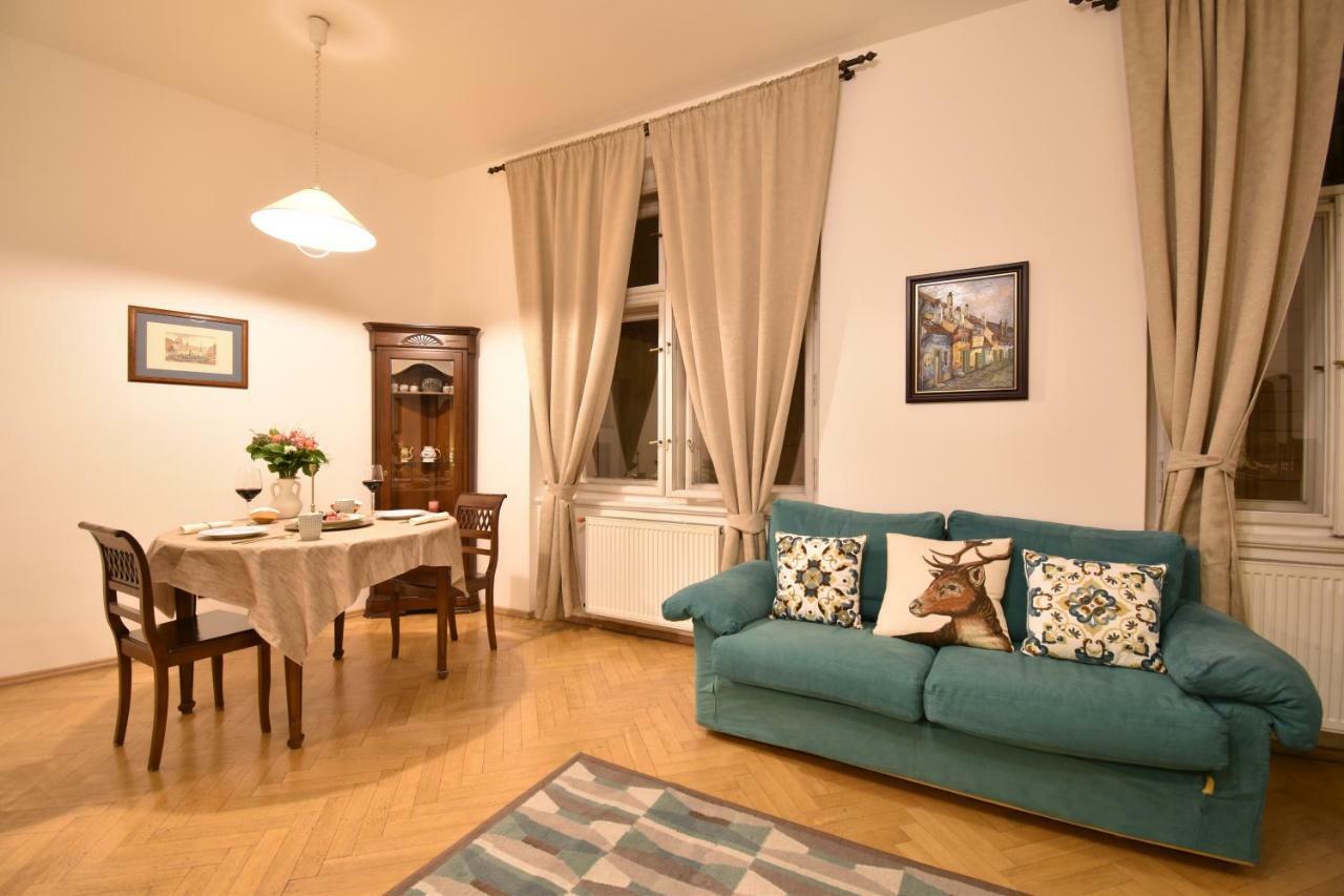 شقة براغ  في Cozy Flat By The Astronomical Clock المظهر الخارجي الصورة