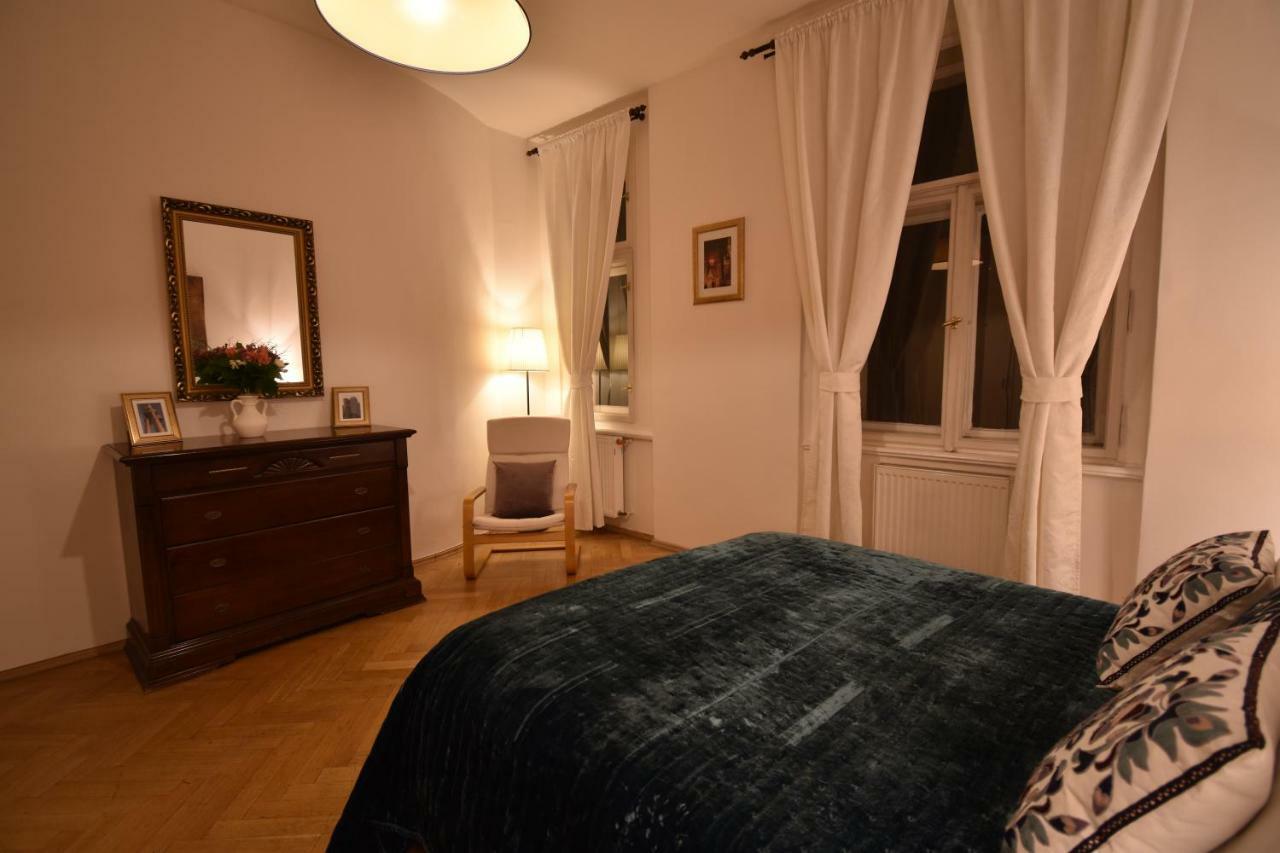 شقة براغ  في Cozy Flat By The Astronomical Clock المظهر الخارجي الصورة