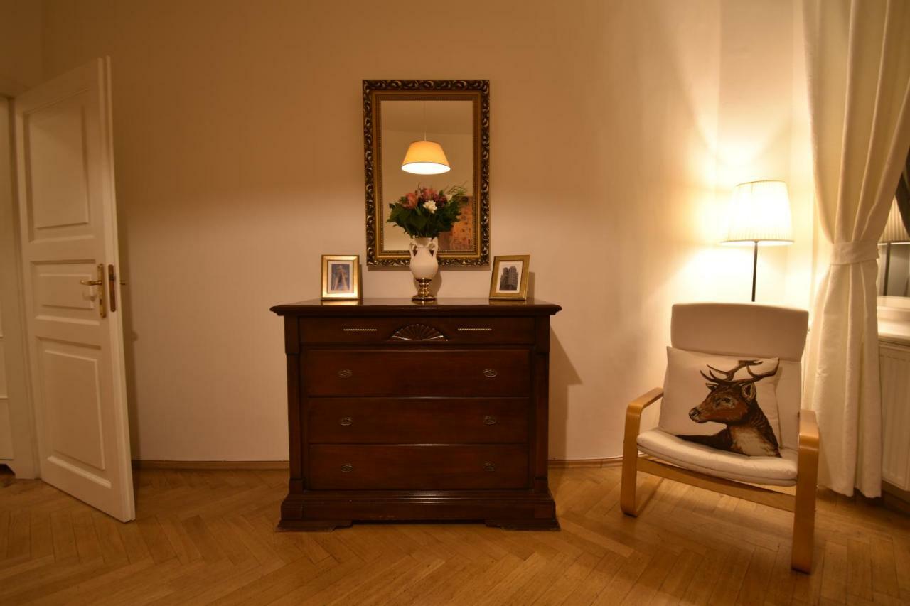 شقة براغ  في Cozy Flat By The Astronomical Clock المظهر الخارجي الصورة
